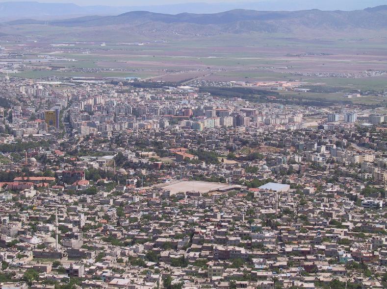 Pikap, 2 Katlı Evin Üzerinden Bahçeye Uçtu