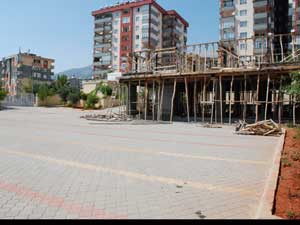 Cami Avlusuna Yapılan İmam Evi Rahatsızlık Veriyor