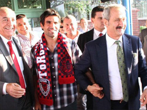 Bakan’dan Futbolcu Hediyesi