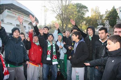 Bilet İçin Geceden Kuyruğa Girdiler