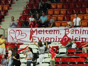 Voleybol Maçında Sürpriz Evlilik Teklifi