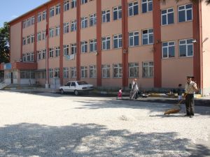 Okul Bahçeleri Ve Caddelerde Ayçekirdeği Kurutuyorlar