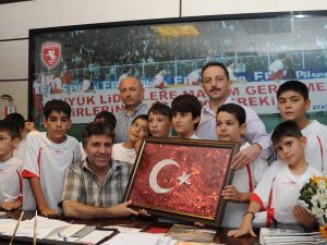 Çocuklardan Başkan Kar’a Türk Bayrağı Tablosu