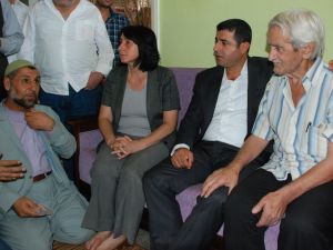 Demirtaş Antep’teki Patlamada Hayatını Kaybeden Davut Azak’ın Ailesini Ziyaret Etti