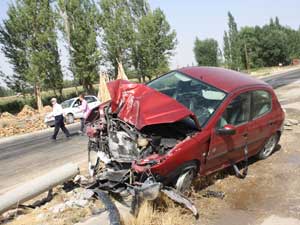 Otomobil, Aydınlatma Direğine Çarptı: 5 Yaralı