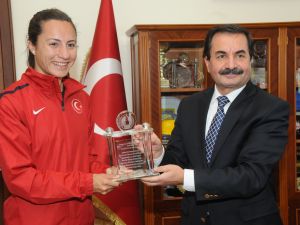 Olimpiyat Şampiyonundan Rektör Ahmet Karaaslan’a Ziyaret