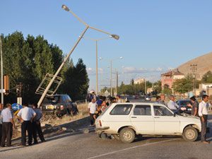 Ciple Otomobil Çarpıştı: 3 Yaralı