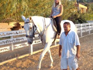 Ahu Tuğba Kızının Başarısını Ödüllendirdi