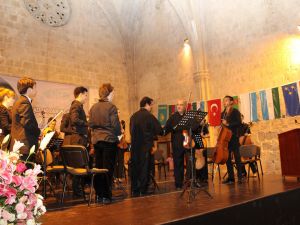 Türksoy Gençlik Oda Orkestrası Kktcdeki İlk Konserini Girne Bellapais Manastırında Verdi