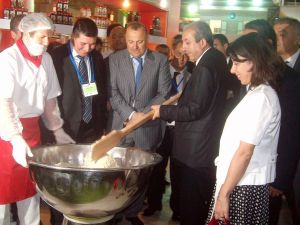 Tarım Bakanı Eker Helva Yoğurmak İçin Kolları Sıvadı