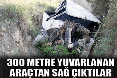 300 metre yuvarlanan araçtan sağ çıktılar