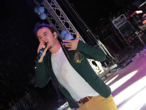 Ceceli Hayranları Duvarlara Tırmandı