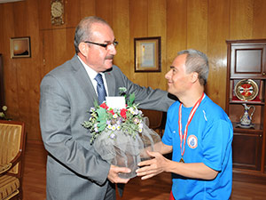  Engel Tanımayan Yüzücüyü Vali Kabul Etti