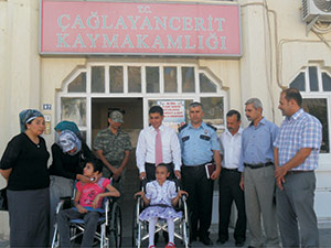 2 Engelli Çocuğun Yüzünü Güldürdüler