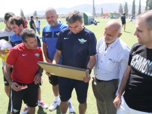 Hamzaoğlu’ndan Taçsız Krala Övgüler
