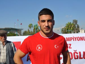 Dünya Üçüncüsü Milli Güreşçiye Davul Zurnalı Karşılama
