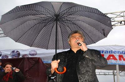 Yağmur Altında Konser Verdi