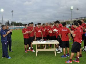 Trabzonspor’da Barış Özbek’e 26. Yaş Günü Pastası