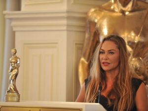 Hülya Avşar: “altın Portakal’ın Bana Verdiği Görevi Adaletle Yerine Getireceğim”