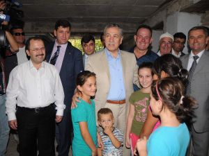 Başbakan Yardımcısı Arınç, Antalya’da Giritli Akrabalarını Ziyaret Etti