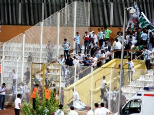 Adana’da İtfaiye Eri Rakip Takım Tribünlerine Saldırdı