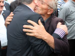 Bakan Şahin, Halkla Kucaklaştı