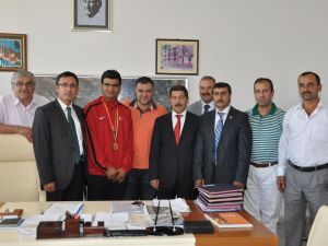 Dünya Şampiyonu Altınla Ödüllendirildi
