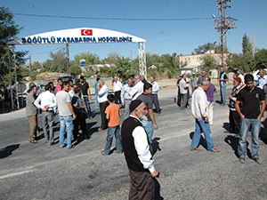 Üst Geçit İsteyen Belde Halkı Yol Kesti