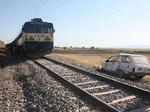 Tren Otomobile Çarptı