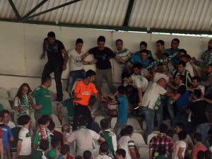 Tribünde Bıçaklı Dehşet