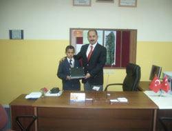 Okul Müdüründen Başarılı Öğrencilere Dizüstü Bilgisayar