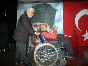 İşçi Partisinin Yeni Üyelerine Rozetleri Takıldı