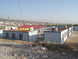 Orda bir okul var hemen yakında