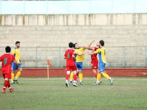 Yalovaspor-derince Belediyespor Maçında Kavga Çıktı