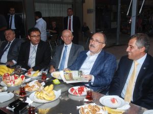 Başbakan Yardımcısı Atalaydan Kktc Heyetine Uçak Jesti