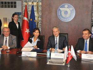 İzmir Ticaret Odası Ve Akbank Arasında Kredi Protokolü İmzalandı