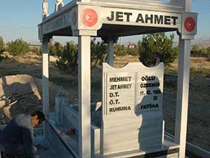 Jet Ahmet Ölmeden Mezarını Yaptırdı