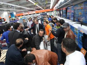 Satürnün Açılışında Uzun Kuyruklar Oluştu