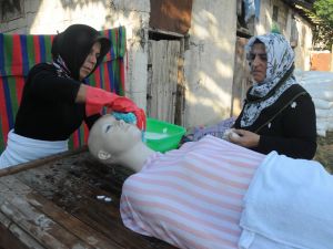 Köylü Kadınlara Cenaze Yıkama Tatbikatı