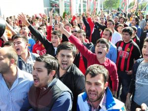 Altın Ayaklar Projesine Eskişehirsporlu Taraflarlardan Ayakkabılı Protesto