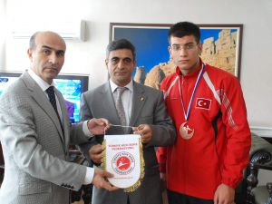 Vali Mahmut Demirtaş’tan Kick Boks Dünya Üçünsüne Ödül