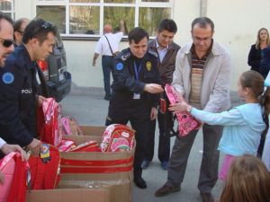 Türk Polisi’nden Kosovalı Öğrencilere Kırtasiye Yardımı