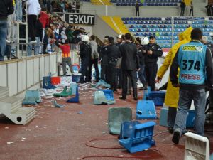 Polisin Kafasına Sandalyeyi Böyle Vurdu