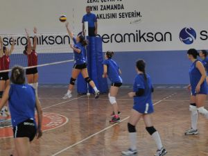 Seramiksan Bayan Voleybol Takımı Sezon Öncesinde Umut Verdi