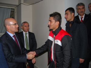 Bakan Şimşek, Batman’da Kurban Eti Dağıttı