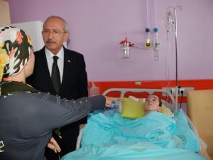 Kılıçdaroğlu Hasta Çocukları Ziyaret Ederek Hediye Verdi