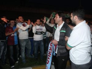 Bursasporu Trabzonspor Taraftarı Pankartlar İle Karşıladı