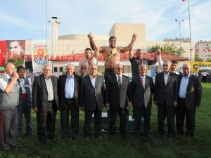 ‘cumhuriyet Yağlı Güreşleri’nde Recep Kara Başpehlivan Oldu