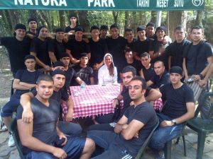 Avşar Kızının Korumalarıyla Orman Sefası