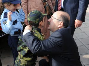 Öğrencilerden Vali Kızılcıka Ve Başkan Gümrükçüoğlu’na Sevgi Seli